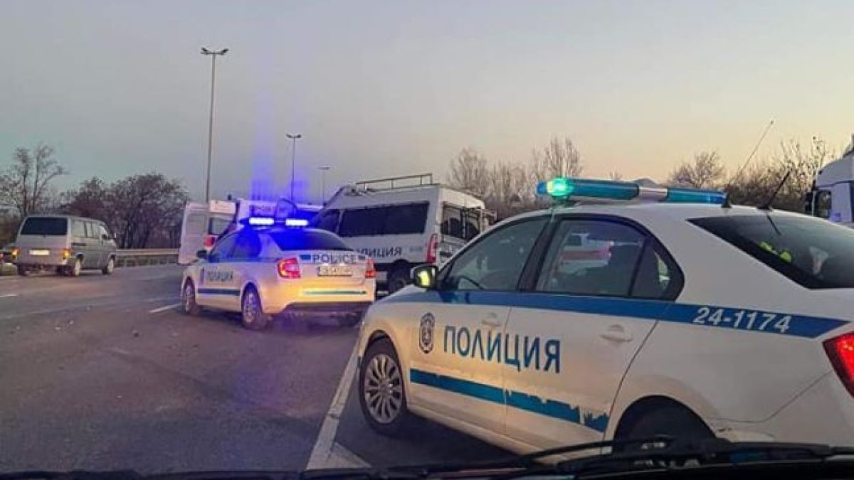 Стана ясно какъв бандит е карал буса с мигранти, който се вряза в полицаи    