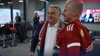 Виктор Орбан се появи с шал с карта на Велика Унгария, Киев настръхна