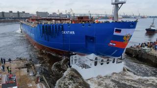 Русия пусна на вода гитантския атомен ледоразбивач "Якутия" пред погледа на Путин ВИДЕО