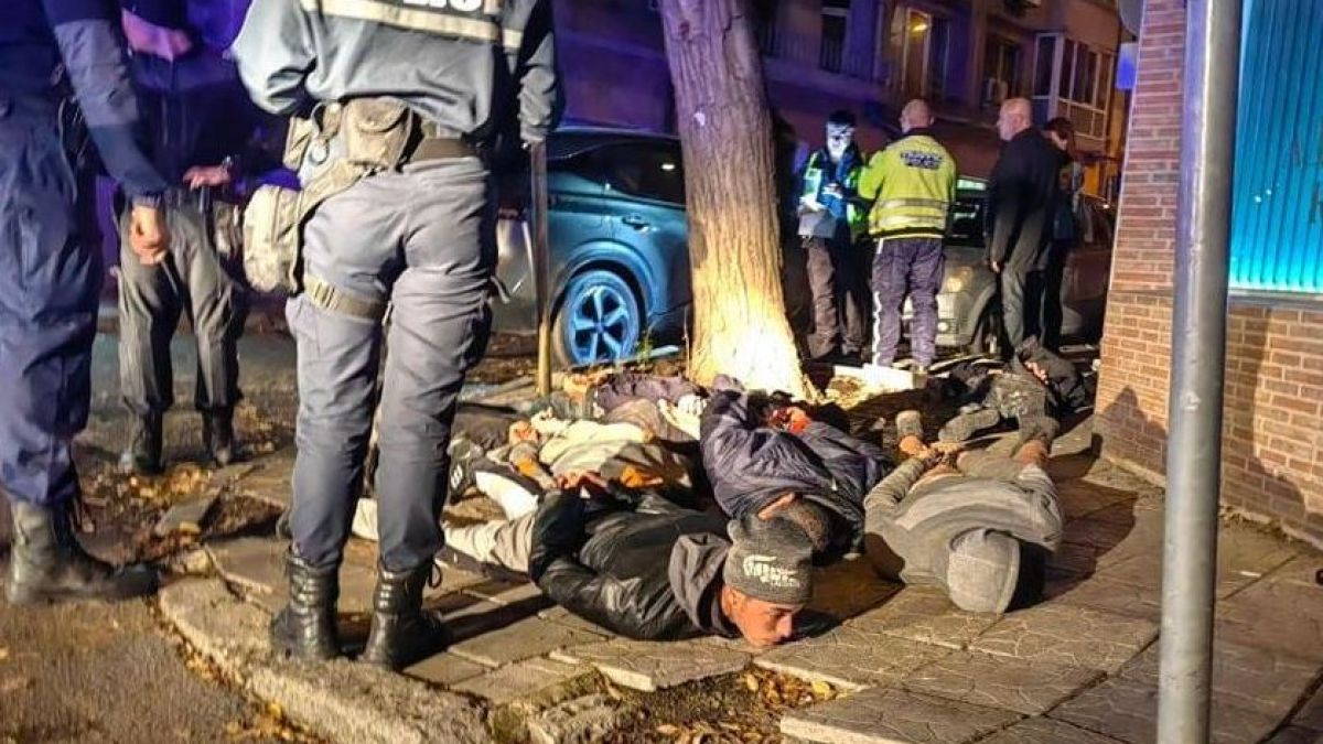 Още дирят избягалия след гонката с полицията мигрант в Бургас ВИДЕО