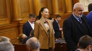 Красива кандидат-депутатка побесня след лъжите на „Капитал“, ето какъв тежък удар им готви 