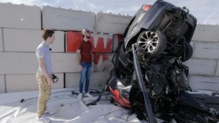 Ето какво ще остане от вас, ако се забиете със 150 километра в бетонна стена ВИДЕО 