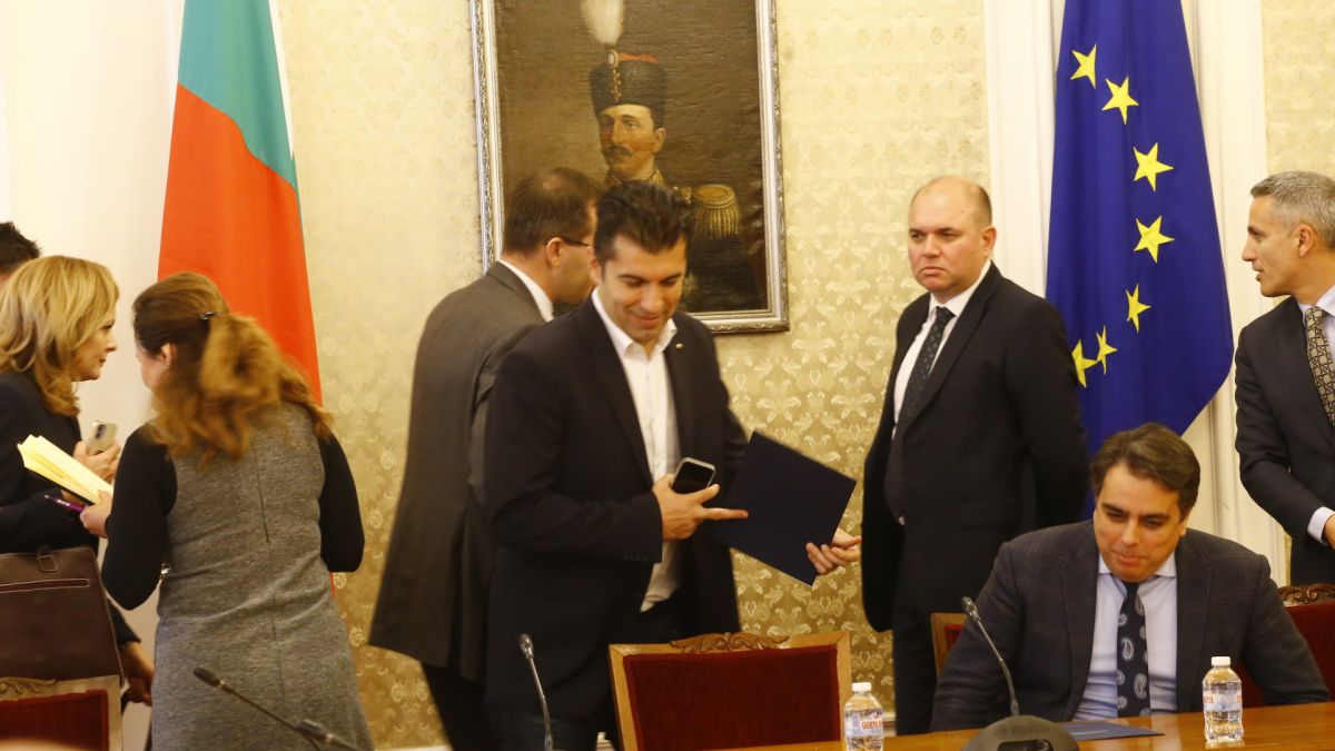 Политически анализатори разкостиха конституционната реформа на ПП, изброиха "три глупави неща", които правят ВИДЕО 