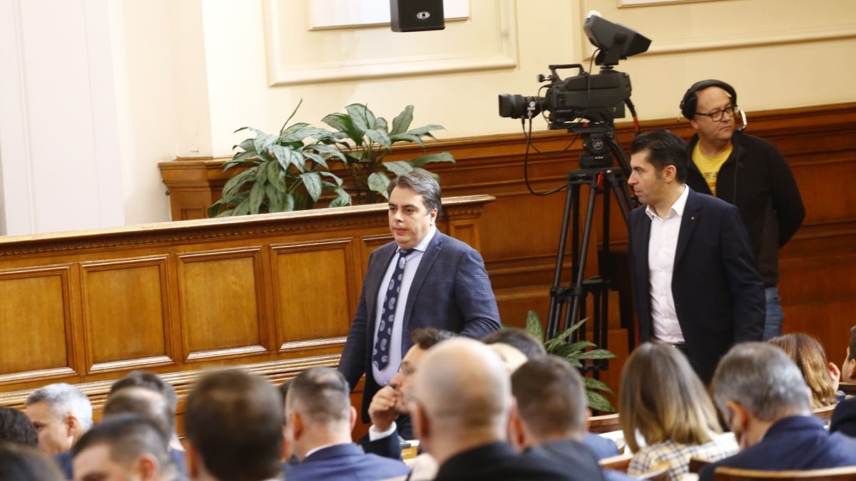 Параноя и тотално неразбирателство на изборния процес - това показаха истериите на ПП в НС