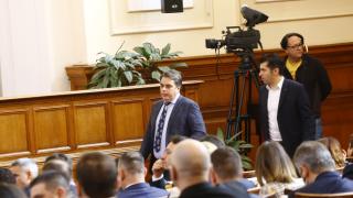 Параноя и тотално неразбирателство на изборния процес - това показаха истериите на ПП в НС