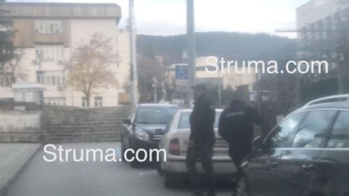 Благоевградчанин се ядоса на майстори в центъра, грабна пищова и...