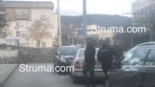 Благоевградчанин се ядоса на майстори в центъра, грабна пищова и...
