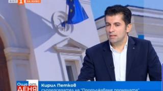 Петков и Василев обикалят студиата като цветарки 