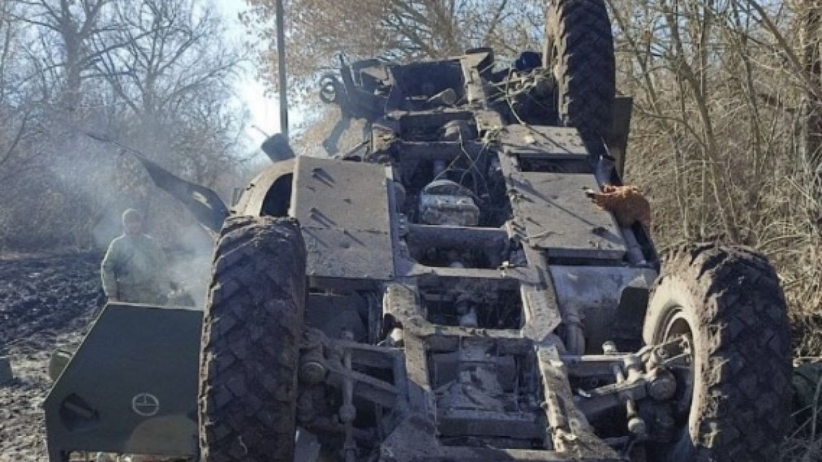 ВИДЕО от войната: Украински военни изпепелиха руски брониран "Тигър" край Луганск