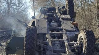 ВИДЕО от войната: Украински военни изпепелиха руски брониран "Тигър" край Луганск