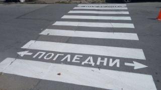 Ужас в Козлодуй: Джигит блъсна майка с дете на пешеходна пътека и избяга ВИДЕО