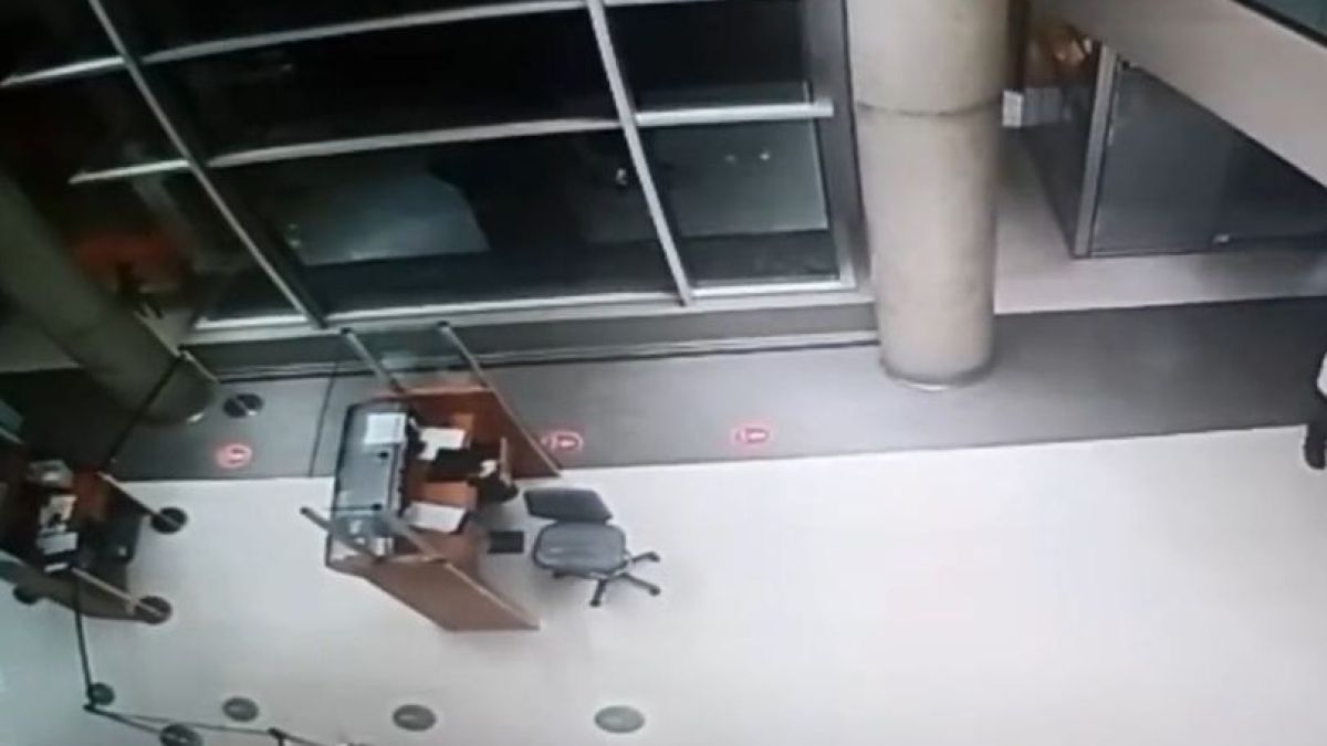 Смразяващо ВИДЕО: Пациент призрак мина през вратите на болница ден след смъртта си