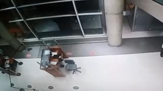 Смразяващо ВИДЕО: Пациент призрак мина през вратите на болница ден след смъртта си