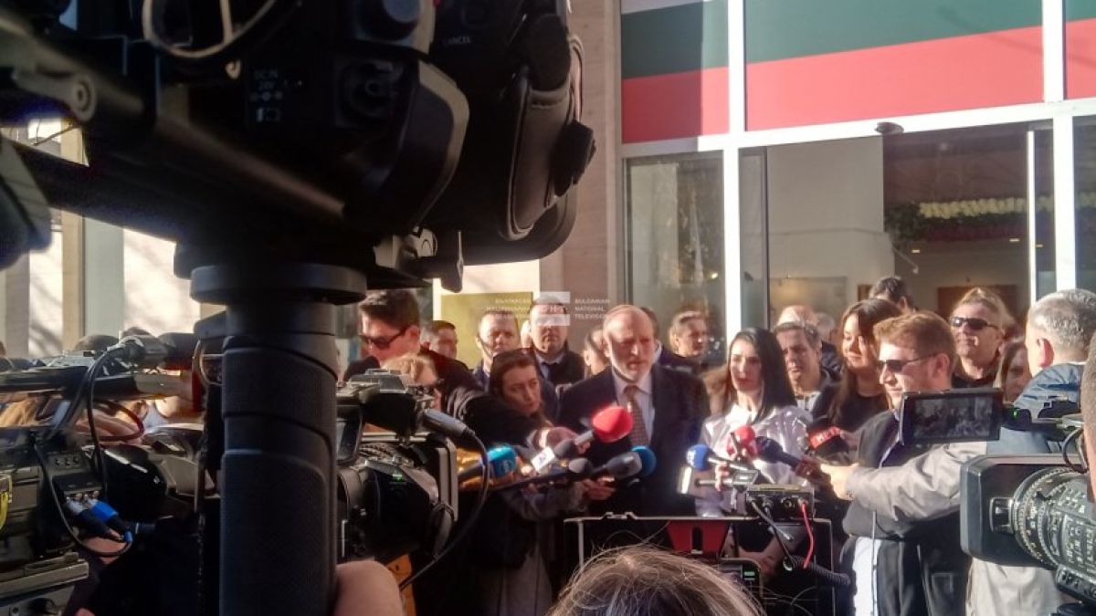 В Скопие почерня от полиция: Откриха новия български културен център СНИМКИ