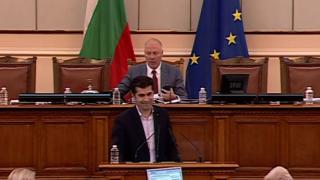 Циркът продължава! Кирил Петков се прави на интересен в парламента, Росен Желязков го удари в земята