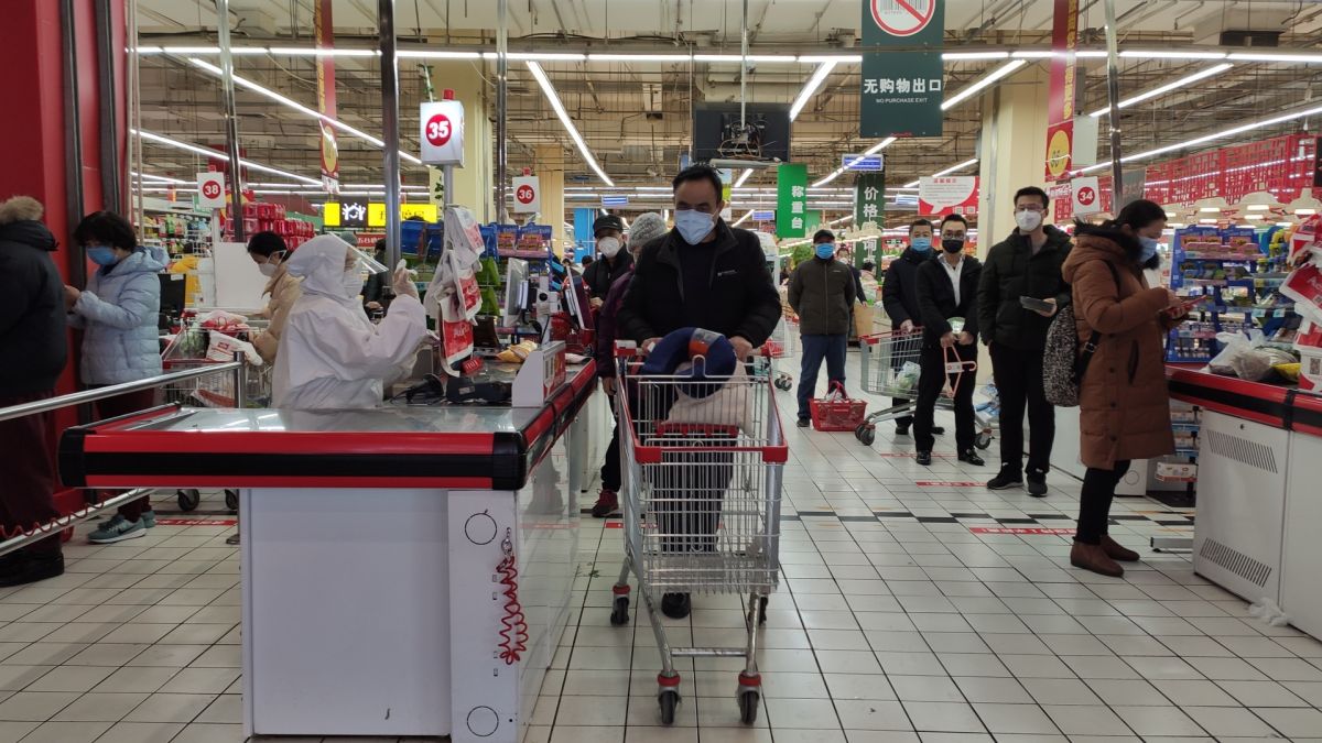 Паника! В Пекин опразниха магазините след отварянето на нови карантинни центрове