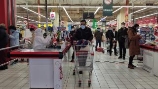 Паника! В Пекин опразниха магазините след отварянето на нови карантинни центрове