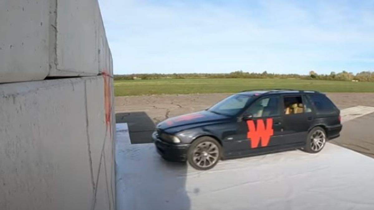 Разбиха BMW в бетонна стена със 150 км/ч, ето какво се случи ВИДЕО