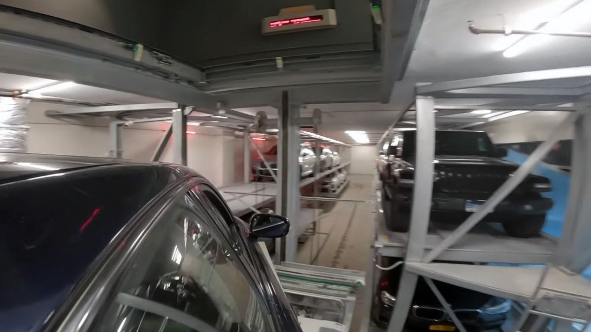 Вижте как работи уникален паркинг за пестене на пространство - трябва ли ни такъв в София? ВИДЕО 