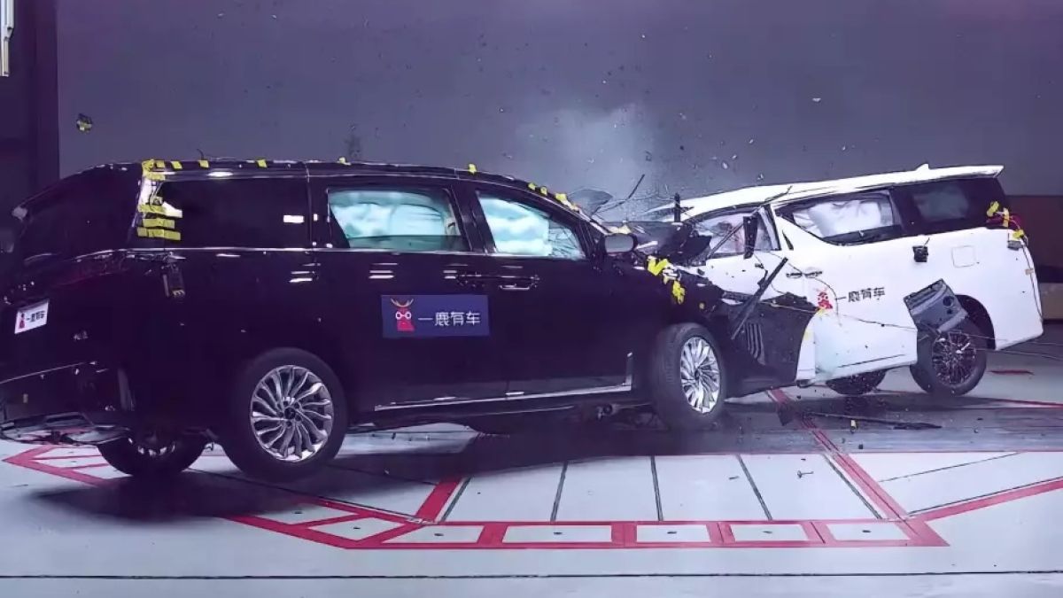 Автоблогър блъсна челно два луксозни вана - Alphard и Dreamer, ето какво се случи ВИДЕО