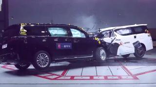 Автоблогър блъсна челно два луксозни вана - Alphard и Dreamer, ето какво се случи ВИДЕО
