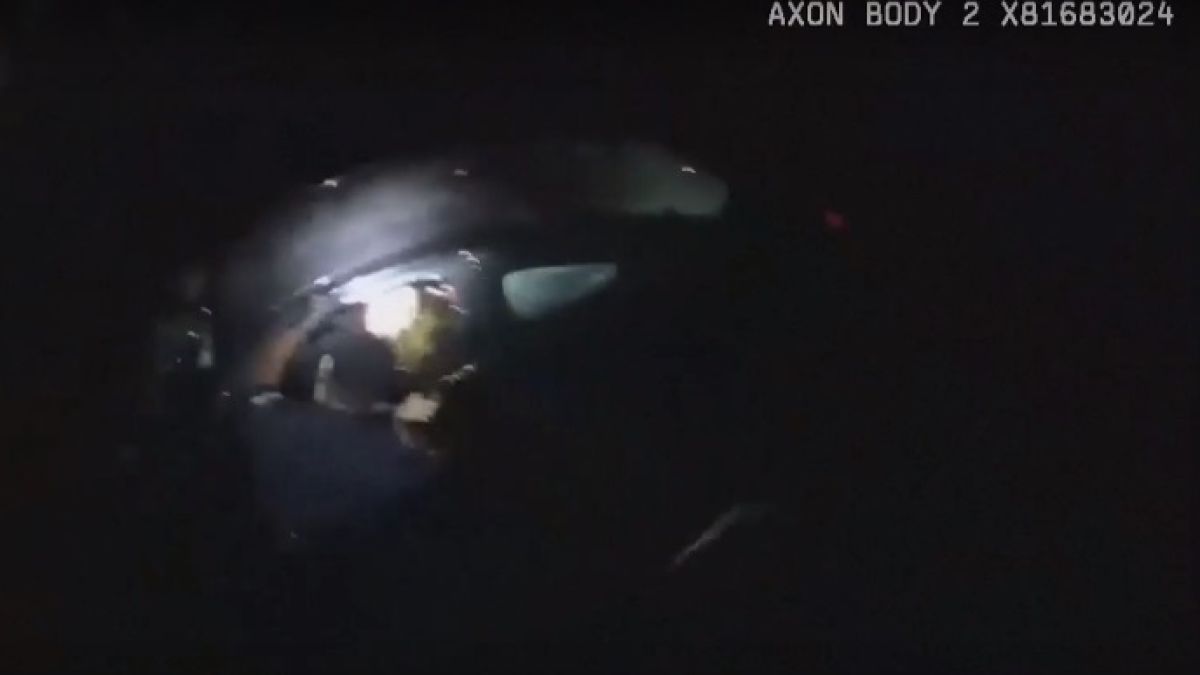 Драматично ВИДЕО показва спасяване на жена от потъваща кола