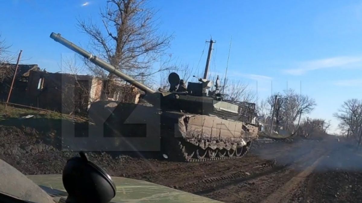 Руски танкове Т-90 "Пробив" започнаха да щурмуват Бахмут, ВСУ изпрати на помощ брониран отряд ВИДЕО