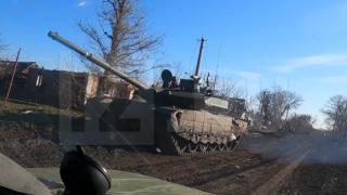 Руски танкове Т-90 "Пробив" започнаха да щурмуват Бахмут, ВСУ изпрати на помощ брониран отряд ВИДЕО