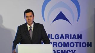 Икономическият министър обяви чудна новина за пътуващите с обществения транспорт ВИДЕО