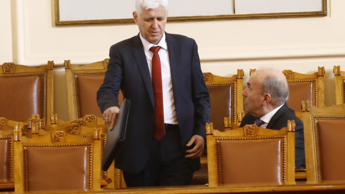 Военният министър обясни защо няма проблем да изпращаме оръжие на Киев
