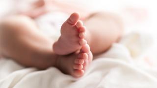 Брутална грешка на лекари в Бургас към новородено, потресената майка заснела всичко на ВИДЕО