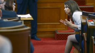 Красива депутатка и кандидат-кметица на Стара Загора се оказа гола като пушка 