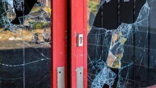 Екшън в Габрово: Мъж потроши офис на ГРАО, а после...
