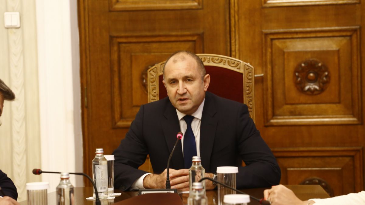 Голям скандал при президента, Костадинов потресе с неудобен въпрос