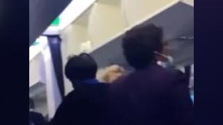 Изцепка: Стюардеса плаши с оръжие пътник с увреждания ВИДЕО