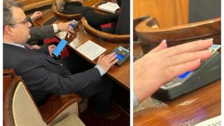 Стоян Михалев от ДБ шокира с маникюр в парламента СНИМКИ 
