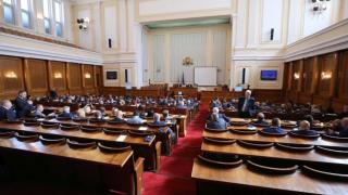Тежка нощ в парламента, ето какви ги вършиха депутатите до първи петли, освен че пяха химна на крака 