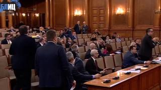 Депутатите на косъм от бой, Вежди Рашидов ги усмирява със... БЛИЦ TV
