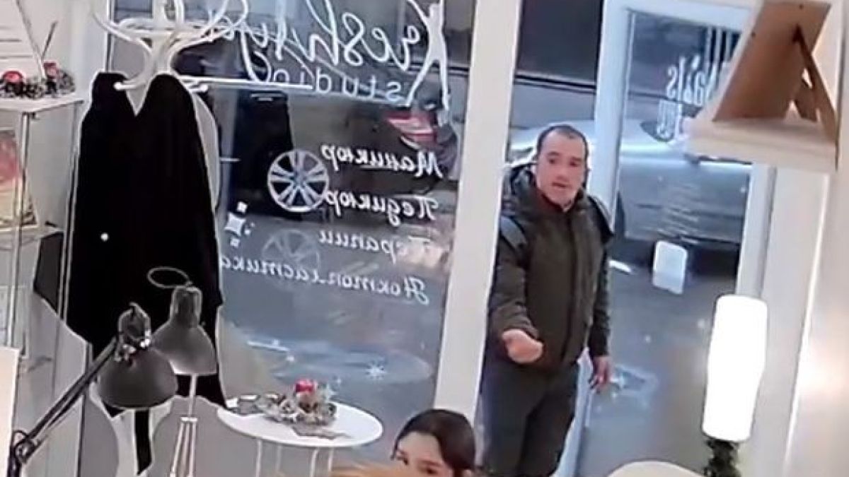 Непознат нахлу в салона на варненка, а тя откачи от страх, защото... ВИДЕО