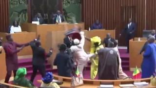 Депутат зашлеви колежка и в залата стана страшно ВИДЕО