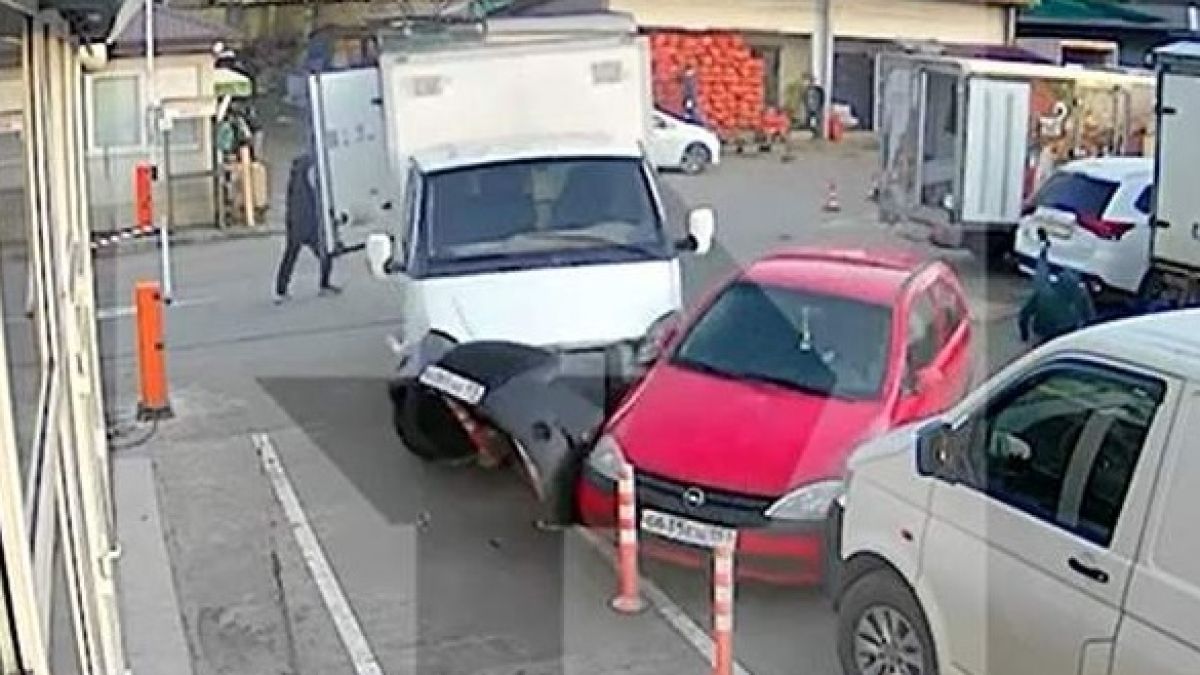 Зрелищни ВИДЕА: Жена обърка педалите и се вряза в магазин