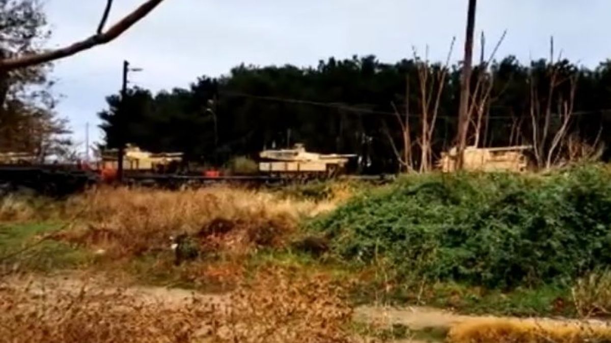 Влак с военна техника за Украйна дерайлира в Гърция до България, американци заклещени във вагон, комунисти на релсите ВИДЕО