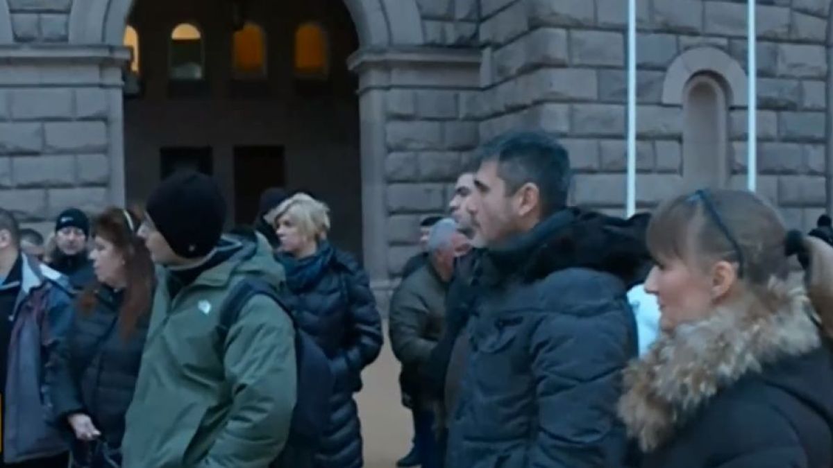 Бесни жители от Софийско на протест под прозорците на властта ВИДЕО