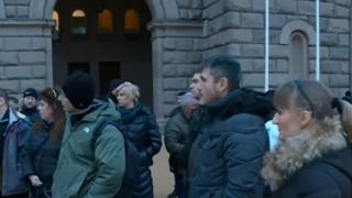 Бесни жители от Софийско на протест под прозорците на властта ВИДЕО