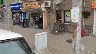 Извънредно! Голям пожар лумна в Лозенец, пожарна няма СНИМКИ