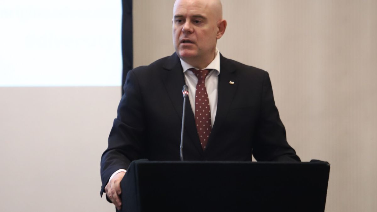Йотова пред участниците в Международната конференция „STOP HATE SPEECH“: Вирусът на омразата е готов да мутира при всяка социална и обществена криза