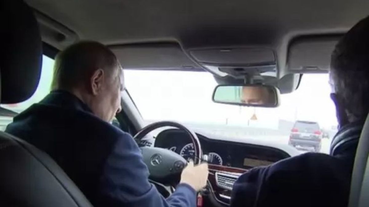Путин инспектира с "Мерцедес" взривения Кримски мост