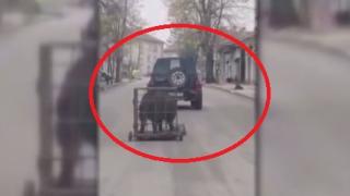 Шок 3 в 1: Пиян шофьор вози прасе в клетка и удря две коли ВИДЕО