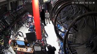 Скандално ВИДЕО! 15-годишни мургави крадци забаламосаха продавач и го обраха 