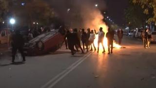 В Солун е страшно! Ехтят взривове, тълпи роми разбиват магазини, полицията е в чудо ВИДЕО